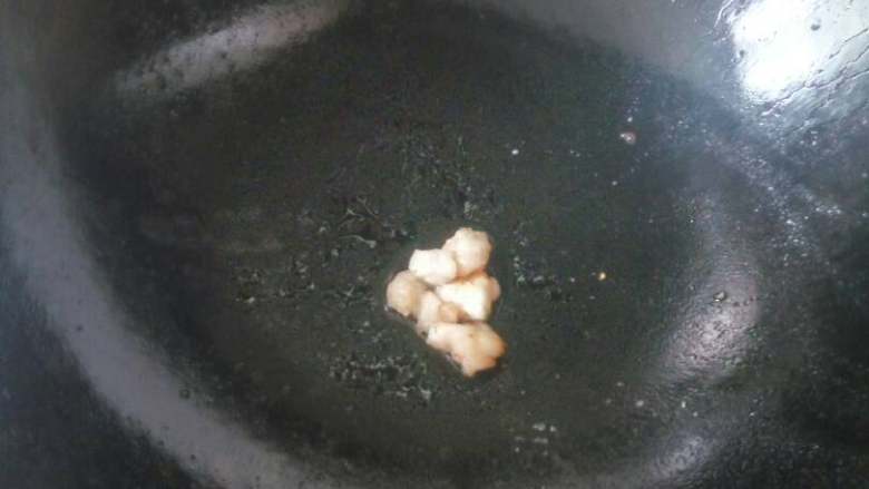 青椒肉丝,锅中加入少量油，把肥肉放进去，把肥肉的油煸出来