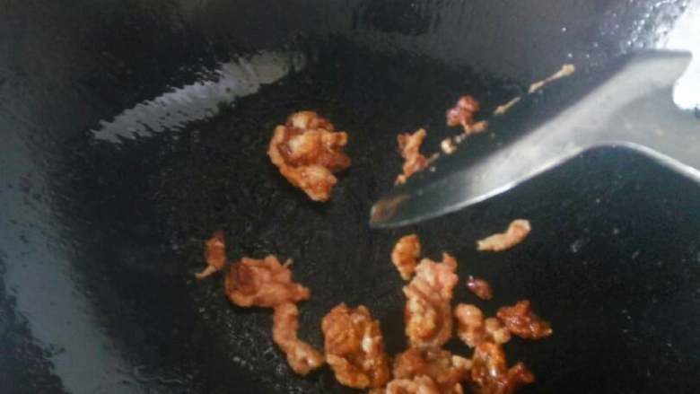 青椒肉丝,把油渣去了，放入肉丝翻炒，差不多快熟了盛起来放到碗中备至