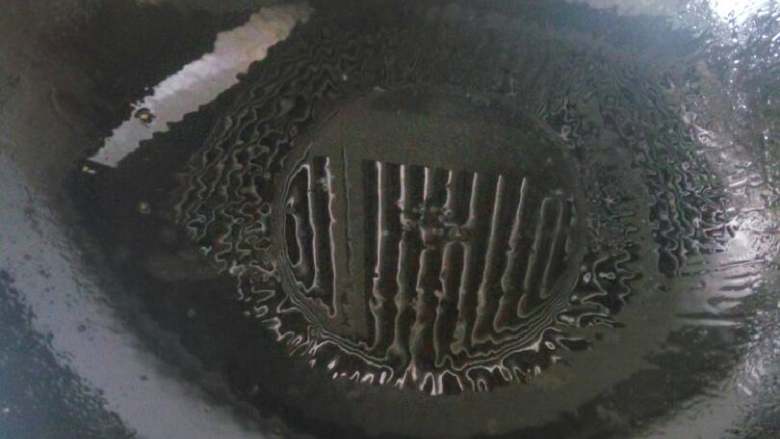 青椒肉丝,锅中放入适量的油，等油烧熟（有轻微冒烟）