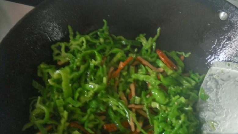 青椒肉丝,把青椒和茶干一同放入锅中翻炒，差不多几下，再把肉丝放进去一起翻炒。