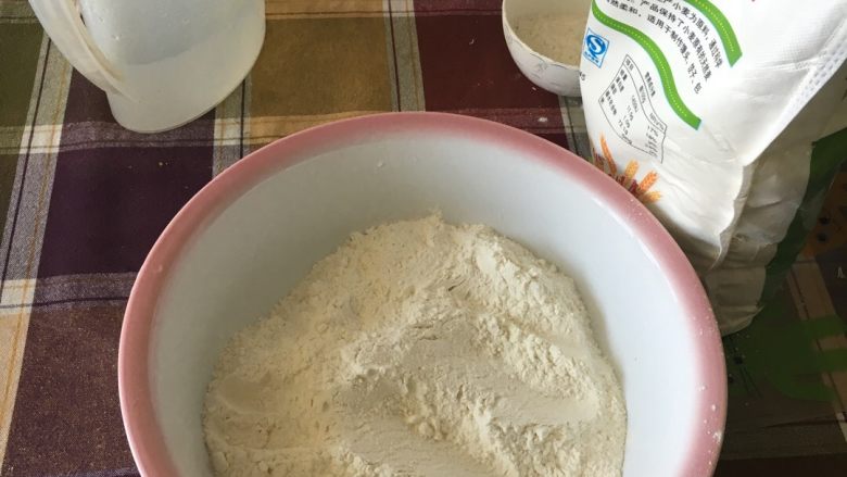 鲅鱼饺子,调面,加水,包<a style='color:red;display:inline-block;' href='/shicai/ 4707'>鲅鱼饺子</a>的面一定要软,揉出形状后找东西盖上放在一旁醒一醒。