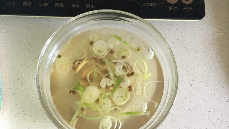 鲅鱼饺子,<a style='color:red;display:inline-block;' href='/shicai/ 700'>花椒</a>,<a style='color:red;display:inline-block;' href='/shicai/ 37'>姜</a>,葱,切好,找一个碗,用开水冲泡,加<a style='color:red;display:inline-block;' href='/shicai/ 718'>料酒</a>和少许酱油,做成料水。等水放凉后备用