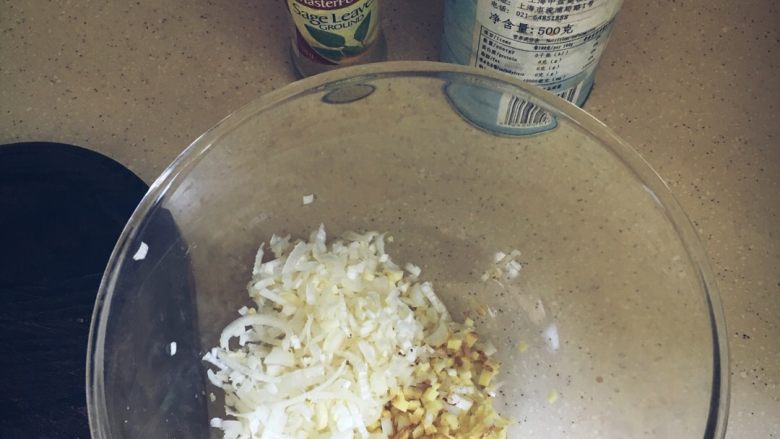 鲅鱼饺子,葱姜切末备用