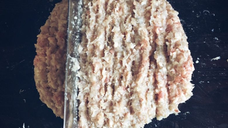 鲅鱼饺子,鱼一条,洗干净,沿着肚子剪开去内脏,去头,顺着鱼刺的方向切开,去鱼皮,注意把鱼刺去干净,鱼肉和猪肥肉糜弄在一起剁,发现剁不动的时候加之前调好的花椒料水,再剁,剁大约20分钟左右。