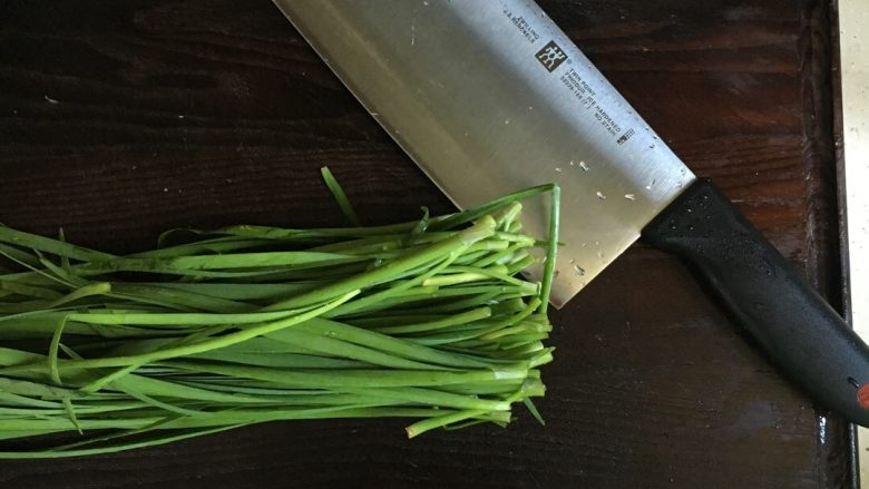 鲅鱼饺子,<a style='color:red;display:inline-block;' href='/shicai/ 116'>韭菜</a>切细备用,待肉馅剁好后,加调料,<a style='color:red;display:inline-block;' href='/shicai/ 134292'>白胡椒</a>,料酒,酱油,盐,香油,橄榄油。