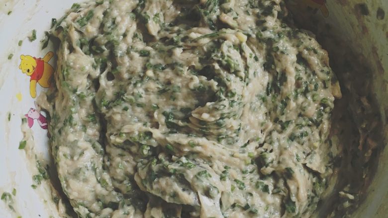 鲅鱼饺子,馅儿加韭菜拌匀