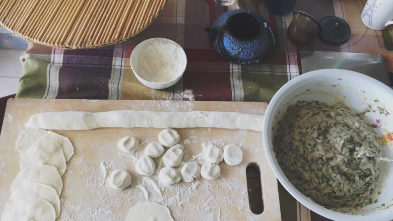 鲅鱼饺子,把发好的面拿出来揉好,揉成圈,用刀分成小段,擀皮