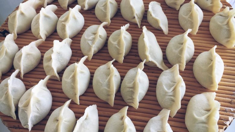 鲅鱼饺子,饺子包起来,鱼饺子皮薄好吃,但是要注意不要撑破了,馅儿的量根据饺子皮大小,捏紧不漏就可以