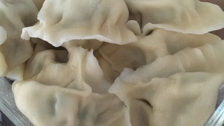 鲅鱼饺子,锅里座水,烧开后下饺子,沸腾后加凉水,开三开,待饺子全部飘起来就熟了。成品出锅