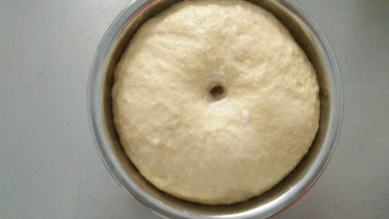 全麦鸡腿堡, 放温暖处发酵至约两倍大,用手指沾高粉在中间插下去,小洞不回缩不塌陷就好了。