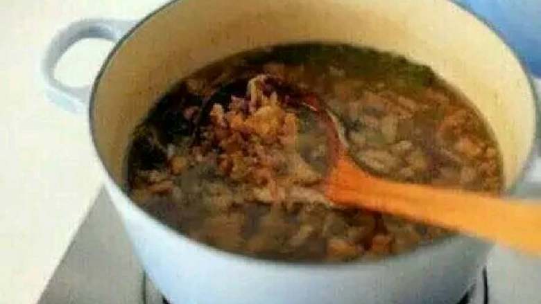 卤肉饭,倒入炖锅加上水,中小火闷煮1小时左右,最后开大火稍微收一下汁