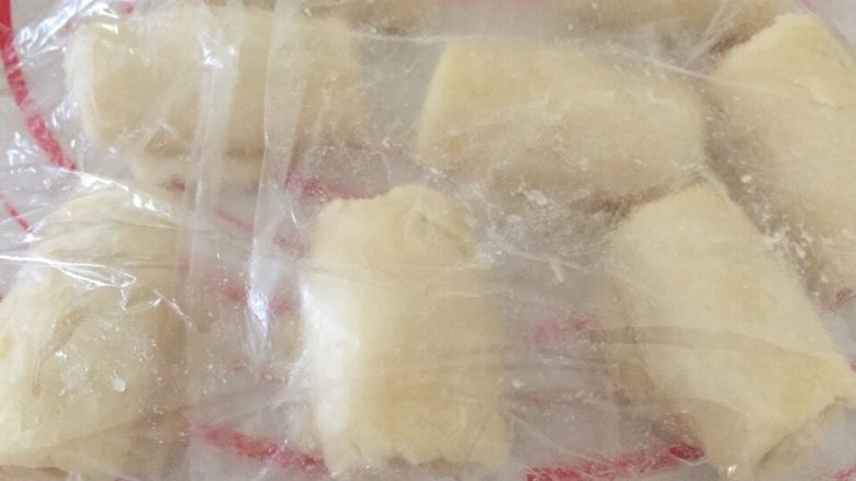 酥皮五仁月饼,将放置好的面再次擀成长椭圆型,在由上而下卷起来,在盖上保鲜膜静置十分钟