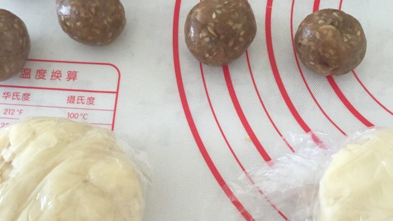 酥皮五仁月饼,将馅料分为8份,搓圆备用