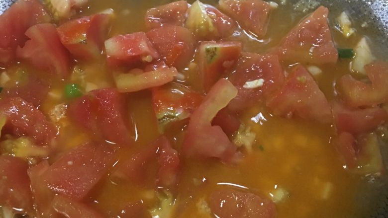 「吃货久久」做一碗高颜值番茄炒蛋,不断用锅铲压番茄出汁 用之前打鸡蛋的碗乘水倒入 喜欢有汁液泡饭就多倒点 大火收汁 加入辣椒和少许盐 鸡蛋之前已经加了盐 所以不需要太多