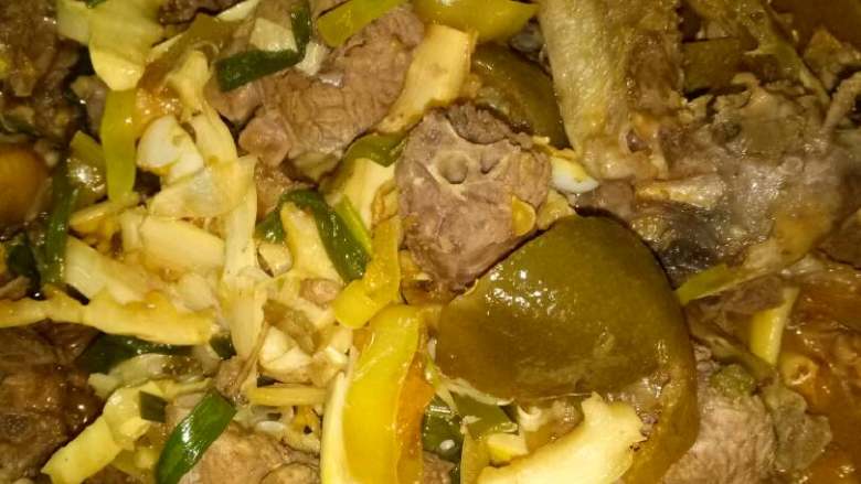 柠檬鸭,先炒鸭肉，炒到水干（这点很重要，要是不等水干的话那样很腥的），然后根据口味放配料，放米酒，放油什么的，熟了上盘。