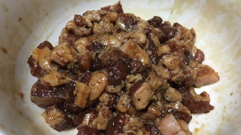 「吃货久久」下饭到不行的肉沫豆角,加入胡椒粉(也可以不要)老抽少许 料酒少许 生抽少许 生粉 一起拌匀