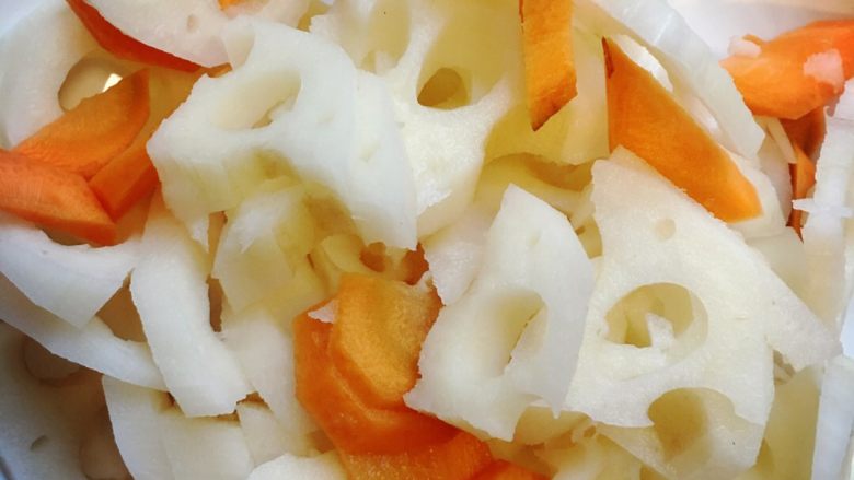爽味爆炒茄味洋葱莲藕,把<a style='color:red;display:inline-block;' href='/shicai/ 30'>莲藕</a>萝卜切片备用