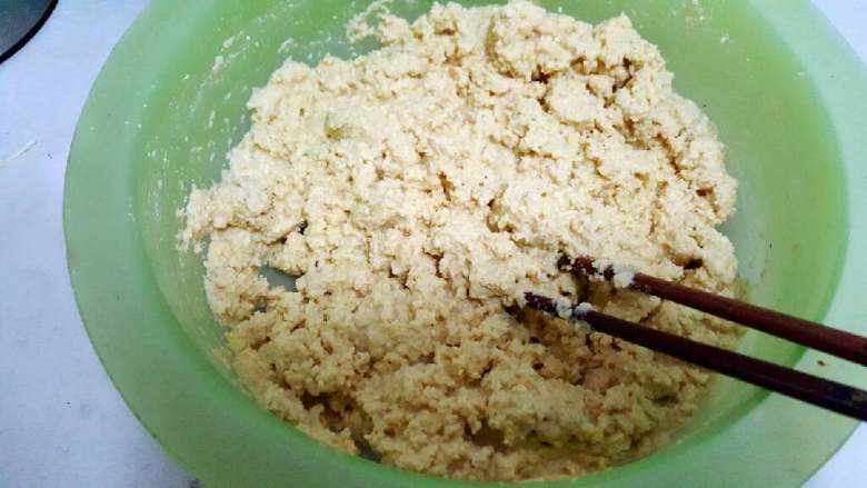 老北京韭菜糊饼,中细棒子面加豆面,加水搅拌均匀。