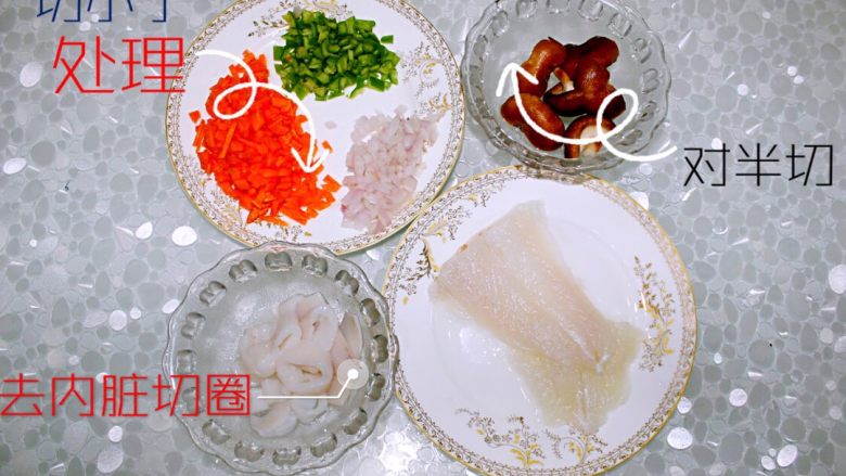 辣鱿鱼沙拉配香煎龙利鱼🐟,初处理:<a style='color:red;display:inline-block;' href='/shicai/ 25'>胡萝卜</a>，<a style='color:red;display:inline-block;' href='/shicai/ 61'>青椒</a>，<a style='color:red;display:inline-block;' href='/shicai/ 29'>洋葱</a>切小碎丁。<a style='color:red;display:inline-block;' href='/shicai/ 230'>香菇</a>对半切。<a style='color:red;display:inline-block;' href='/shicai/ 345'>鱿鱼</a>去除内脏后切圈型。<a style='color:red;display:inline-block;' href='/shicai/ 372'>龙利鱼</a>解冻备用。