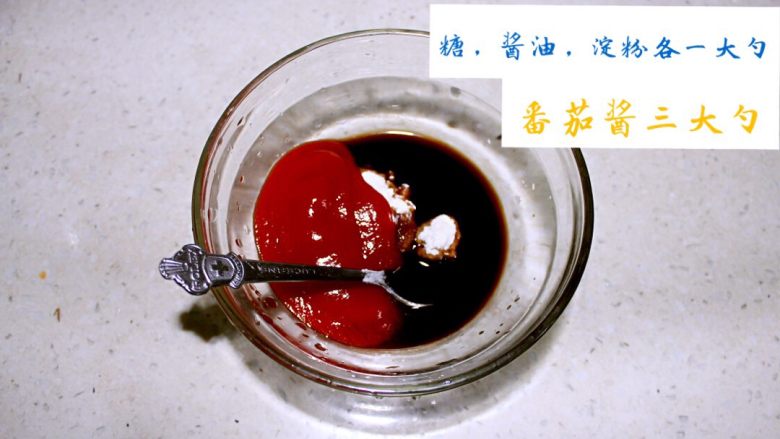 辣鱿鱼沙拉配香煎龙利鱼🐟,调制腌制鱿鱼的沙拉酱汁。