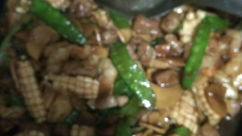 家常八珍豆腐,蟹肉棒和鱿鱼虾仁放在一起煸炒一下 出锅备用
放入葱蒜炝锅,放入蔬菜,加耗油、生抽、酱油(酱油用来调色的)加点水
加入最后全部入锅 加盐、糖、鸡精