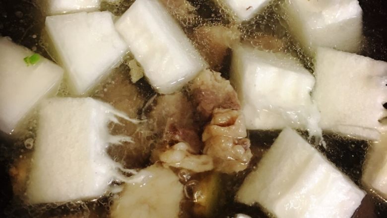 青柠牛腩翡翠冬瓜汤,冬瓜放入焖好牛腩汤(换砂锅)