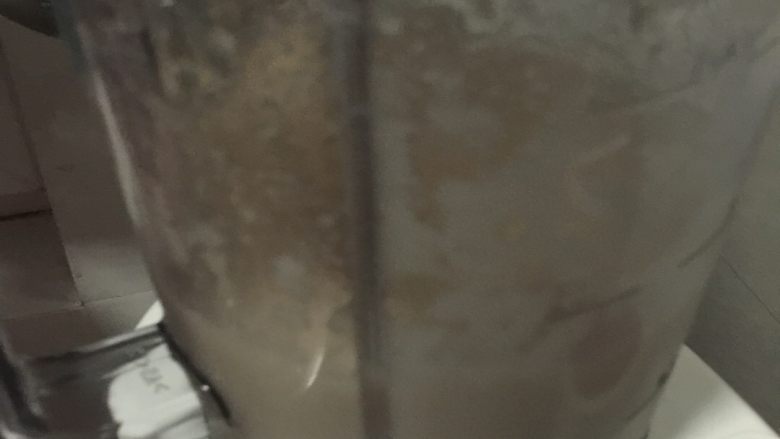 农家黄花梨果酱,另一半用搅拌机搅成汁，如图