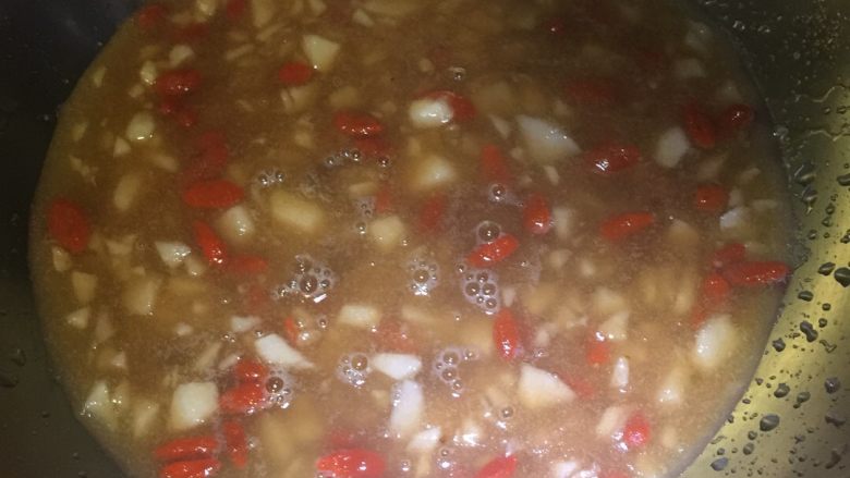 农家黄花梨果酱,二十四小时后，倒入锅中用中火煮