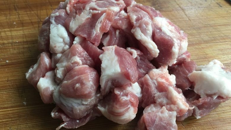 土豆猪肉饭,肉切成丁大约1.5cm*1.5cm。（肉：五花肉最好，我是因为没买到）或者随自己心意。土豆忘记拍照了，切成和肉一样大小就行