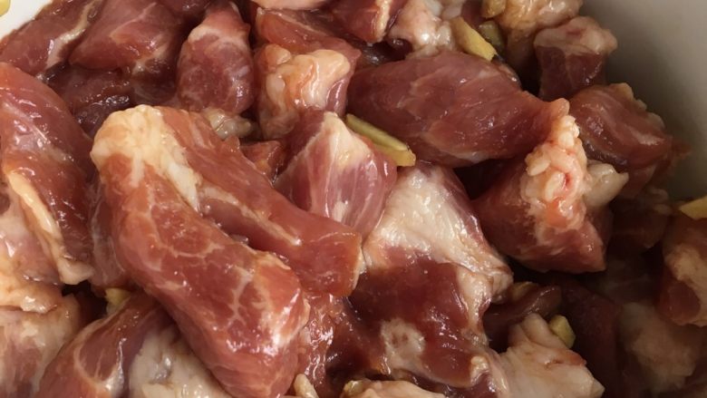 土豆猪肉饭,这时候把肉加入料酒，盐，老抽腌制一会。腌上肉就开始煮<a style='color:red;display:inline-block;' href='/shicai/ 3517'>青菜</a>了。