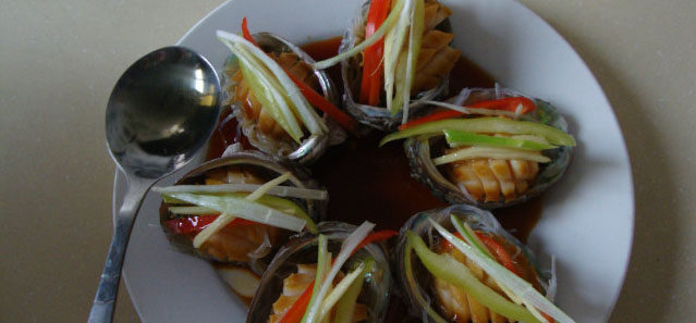 清蒸鲍鱼,拿掉葱姜,浇上<a style='color:red;display:inline-block;' href='/shicai/ 864'>蒸鱼豉油</a>,放上青红椒和葱姜丝,浇热油