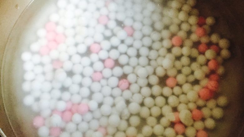 水果小汤圆#有个故事#,汤锅里放水煮开后放进汤圆