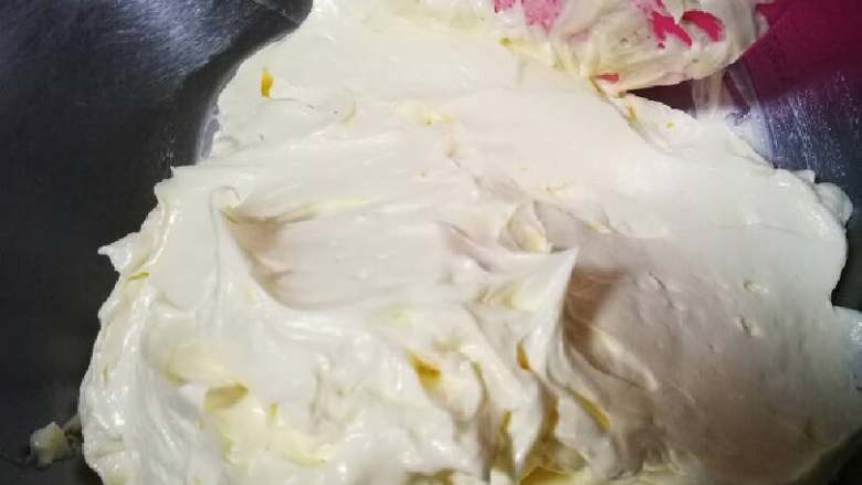 马卡龙夹心—百香果奶油霜,用刮刀把盆的边缘刮干净，继续搅打。