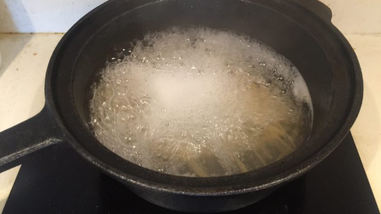 蘑菇浓汤(奶油)培根意面,煮一锅开水加入少许盐,面条下锅