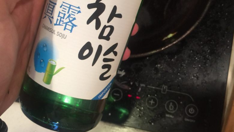 蘑菇浓汤(奶油)培根意面,加入一点白酒,可以增加香味,有白兰地更好