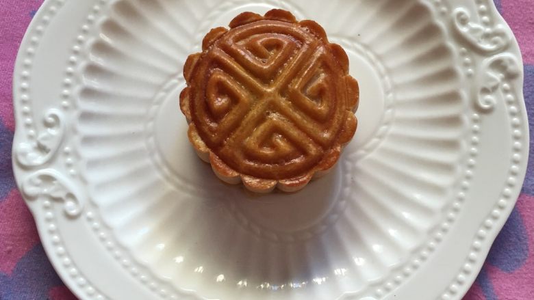 莲蓉蛋黄月饼#中秋食饼记#,放入烤箱中层180度,20分钟,,表面喷一点水,中途两次拿出刷上蛋液,等待美味出锅吧!