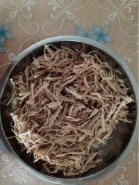 台湾风味猪肉丝,煮制后的肉放入冷水中冷却,用手按肉纤维撕成筷子粗细的条状,去除肥膘和肉筋