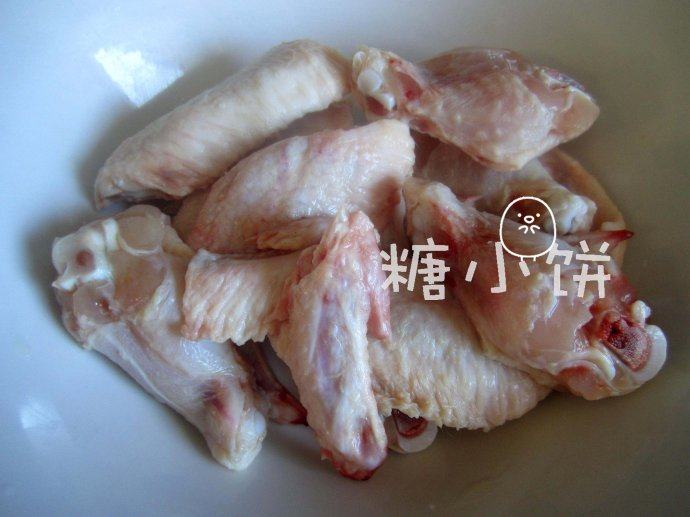 BBQ甜辣烤翅,鸡翅去毛洗净沥水,切分成翅根、翅中、翅尖