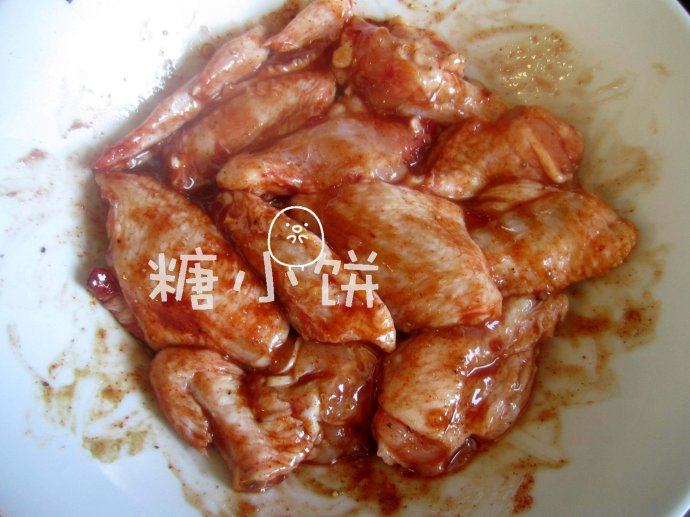 BBQ甜辣烤翅,将调料抓匀,揉捏5分钟。封上保鲜膜送入冰箱中腌制1-2天