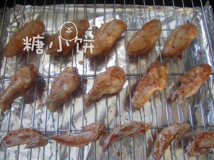 BBQ甜辣烤翅,食用前取出,将腌好的鸡翅排在烤架上