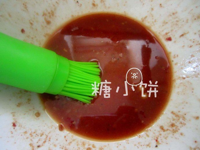 BBQ甜辣烤翅,腌鸡翅剩余的料汁也不要倒掉,刷一些在鸡翅表面