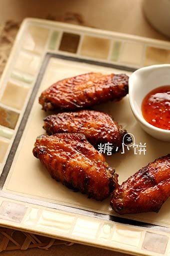 BBQ甜辣烤翅,送入预热好180℃的烤箱中层,总共大约烤40-45分钟,每烤15分钟取出翻面,在表面再刷一层料汁,差不多3次正好刷完