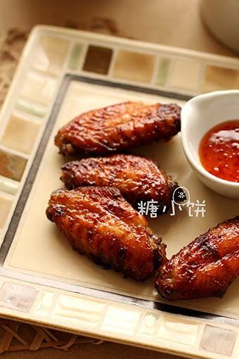 BBQ甜辣烤翅,送入预热好180℃的烤箱中层，总共大约烤40-45分钟，每烤15分钟取出翻面，在表面再刷一层料汁，差不多3次正好刷完