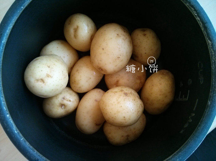 德式热土豆沙拉,小土豆洗净，用刷子刷干净表面坑坑洼洼的地方备用