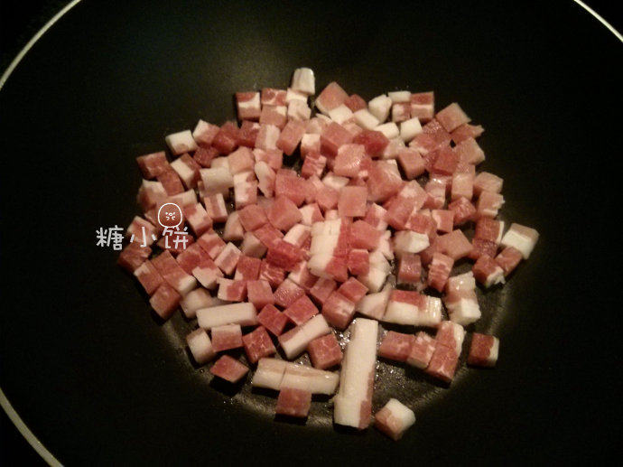 德式热土豆沙拉,培根切丁，放入不粘锅中，中小火慢慢把油脂煸出来