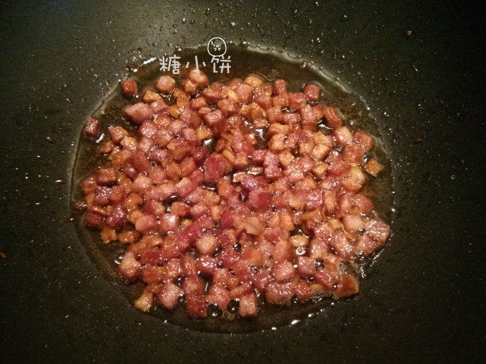 德式热土豆沙拉,煸至肥肉部分出油变得透明，整体变得酥脆后盛出备用