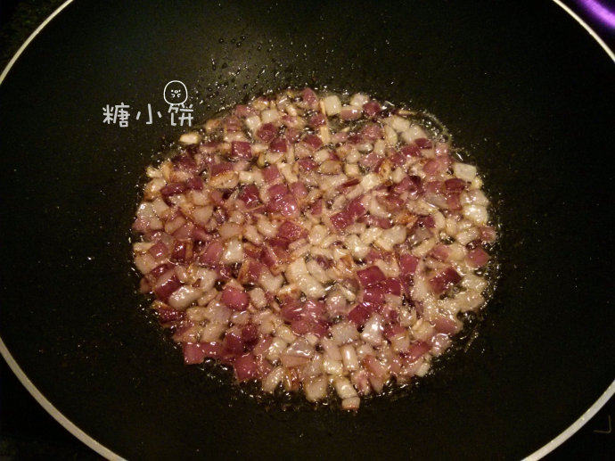 德式热土豆沙拉,洋葱和蒜都去皮切丁。培根煸出的油留在锅内，用这个油炒洋葱和蒜至微微变软