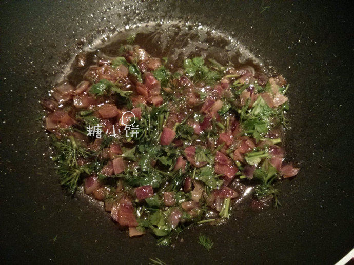 德式热土豆沙拉,加入2汤匙莳萝和1汤匙扁叶欧芹拌匀，稍煮一会儿至料汁浓稠后立即离火