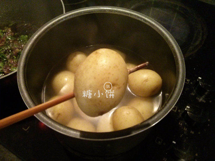 德式热土豆沙拉,准备酱料的同时另外烧一锅水煮小土豆，煮至可以戳穿的程度就好