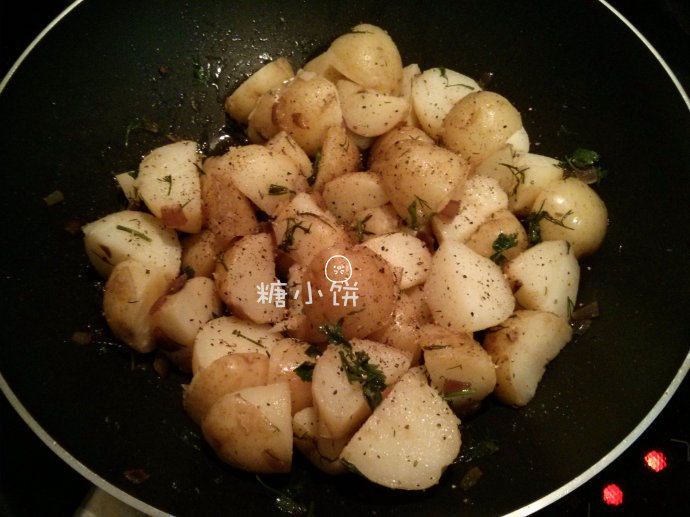 德式热土豆沙拉,煮好的土豆捞出沥水，切成小块，放入浓缩好的酱汁中拌匀，加盐和现磨粗粒黑胡椒调味